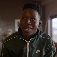 Сэм Обисанья озвучивал фильм Тед Лассо