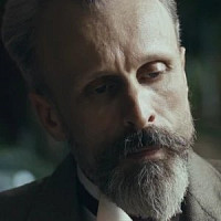 Лев Петрович Романов озвучивал фильм Острые козырьки