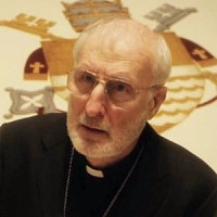 Майкл Спенсер озвучивал фильм Молодой Папа