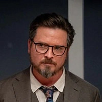 Алекс Харрис озвучивал фильм Покерфейс