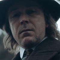 Аберама Голд озвучивал фильм Острые козырьки