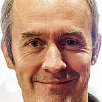 Чарльз Харкер  озвучивал фильм Шпионские игры