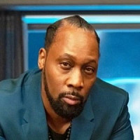 Эндрю Джонсон озвучивал фильм Покерфейс