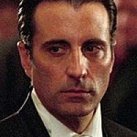 Терри Бенедикт  озвучивал фильм Тринадцать друзей Оушена