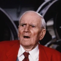 Q озвучивал фильм Завтра не умрёт никогда