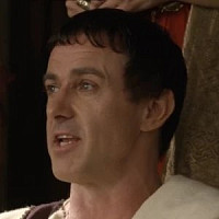 Магистрат Секстус озвучивал фильм Спартак: Боги арены