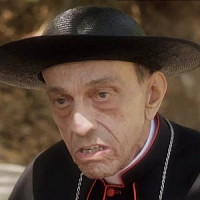 Кальтаниссетта озвучивал фильм Молодой Папа