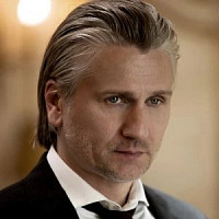 Дидье Таро озвучивал фильм Связь