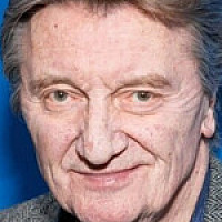 Трой Фолгер  озвучивал фильм Шпионские игры