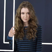 Эмили Лайтман озвучивал фильм Обмани меня