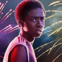 Лукас Синклер озвучивал фильм Очень странные дела