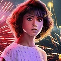 Нэнси Уилер озвучивал фильм Очень странные дела