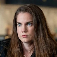 Вивиан Кент озвучивал фильм Изобретая Анну