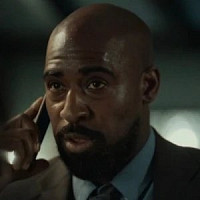 Альберт Онвори озвучивал фильм Связь