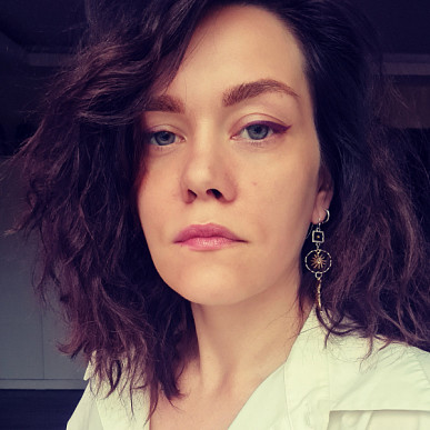 На фото диктор Александра Кинишемова