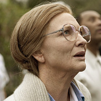 Элизабет Эбботт  озвучивал фильм Загадочная история Бенджамина Баттона