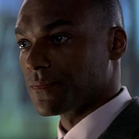 Чарльз Робинсон озвучивал фильм Завтра не умрёт никогда