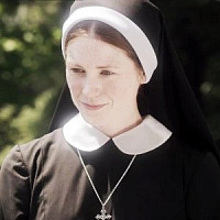 Юная сестра Мэри озвучивал фильм Молодой Папа