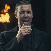 Отец Джон Хьюз озвучивал фильм Острые козырьки