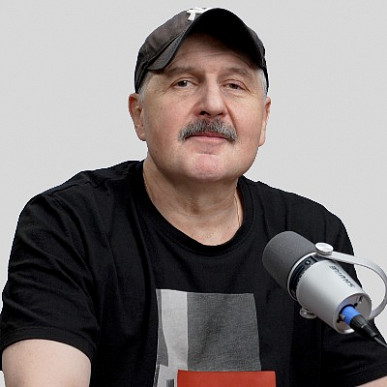 На фото диктор Алексей Неклюдов