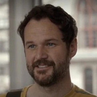 Мигель Маккелви озвучивал фильм Не сработало