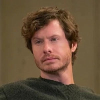 Джек Мерсер озвучивал фильм Изобретая Анну