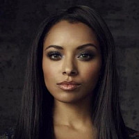 Бонни Беннет озвучивал фильм Дневники вампира