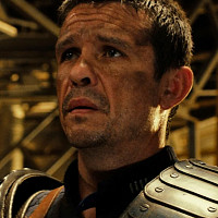 Босс Джонс  озвучивал фильм Риддик