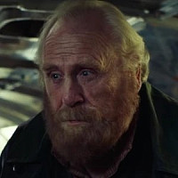 Фардер Корам ван Тексель озвучивал фильм Тёмные начала