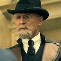 Сэр Реджинальд Харгривз озвучивал фильм Академия «Амбрелла»