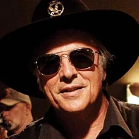 Вон Джексон  озвучивал фильм Мачете