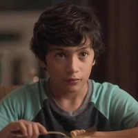 Карлос Молина озвучивал фильм Джули и призраки