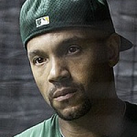 Дэвид Джастис  озвучивал фильм Человек, который изменил всё