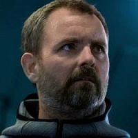 Стюарт Аттертон озвучивал фильм Захваченный рейс