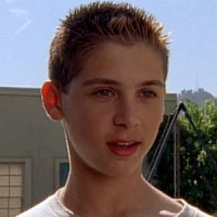 Риз озвучивал фильм Малкольм в центре внимания