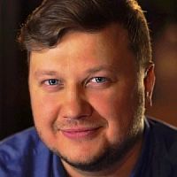 Антон Денисов озвучивал персонажа Стюарт Аттертон