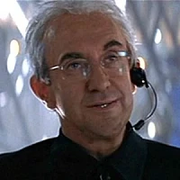 Эллиот Карвер озвучивал фильм Завтра не умрёт никогда