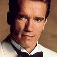 Гарри Таскер  озвучивал фильм Правдивая ложь