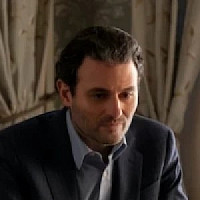 Тодд Сподек озвучивал фильм Изобретая Анну