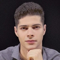 Диктор Никита Крахмалёв озвучивал персонажа Владимир Тенев