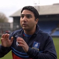 Нейтан Шелли озвучивал фильм Тед Лассо