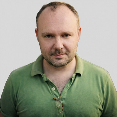 На фото диктор Илья Исаев