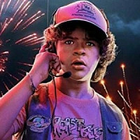 Дастин Хендерсон озвучивал фильм Очень странные дела