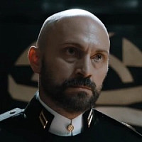 Хью Макфейл озвучивал фильм Тёмные начала