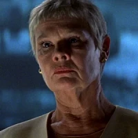 М (Оливия Мэнсфилд)  озвучивал фильм Завтра не умрёт никогда