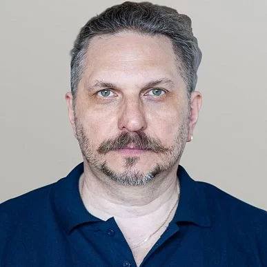 На фото диктор Дмитрий Креминский