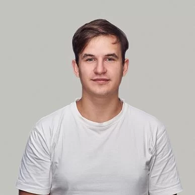 На фото диктор Денис Баженов