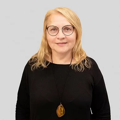 На фото диктор Людмила Шувалова