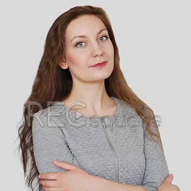 На фото диктор Александра Остроухова
