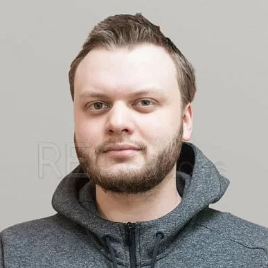 На фото диктор Михаил Глушковский